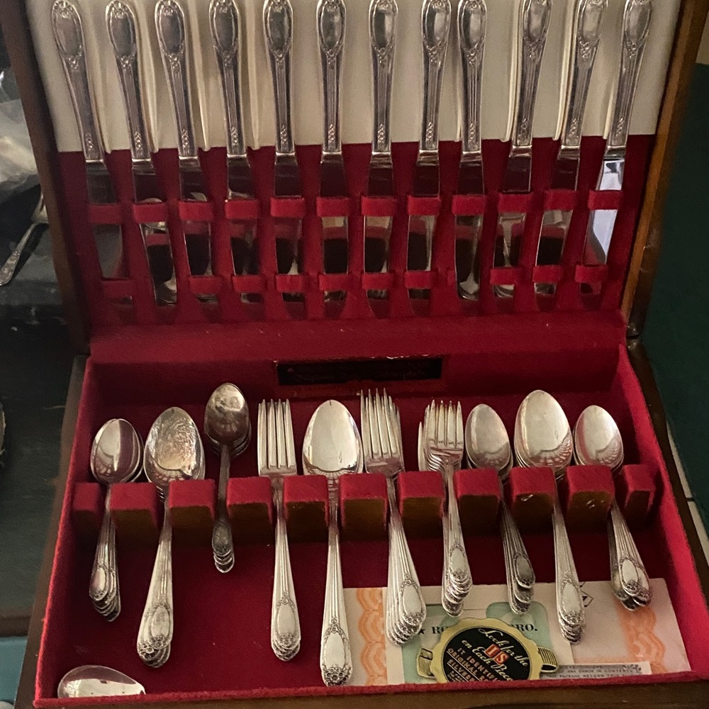 Roger’s Bros 1937 Garland Rapture service 12 
67 pieces Silver Plate all in box